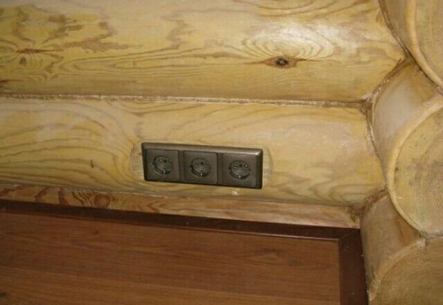Как провести проводку в деревянном доме?